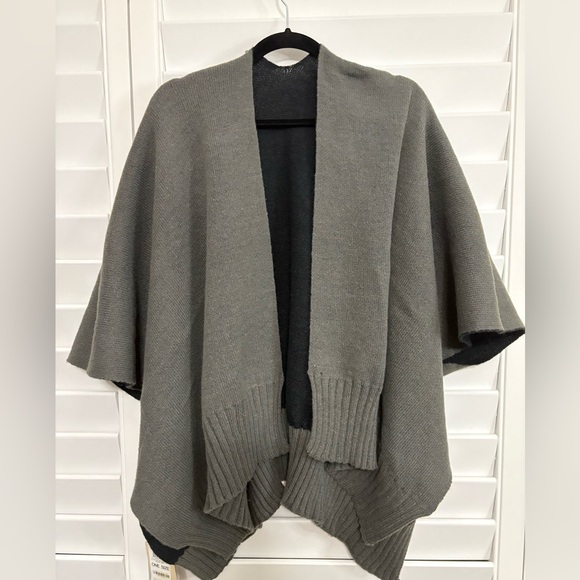 NWT On 34th Reversable Black/Grey poncho/shrug - Picture 3 of 4